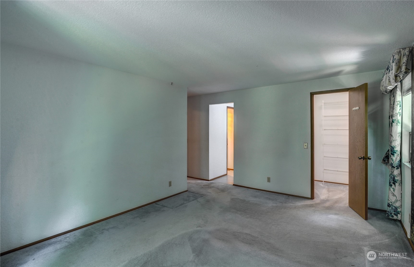 717 Daley Street Edmonds, WA 98020 - Photo 17 of 40 an empty room with windows