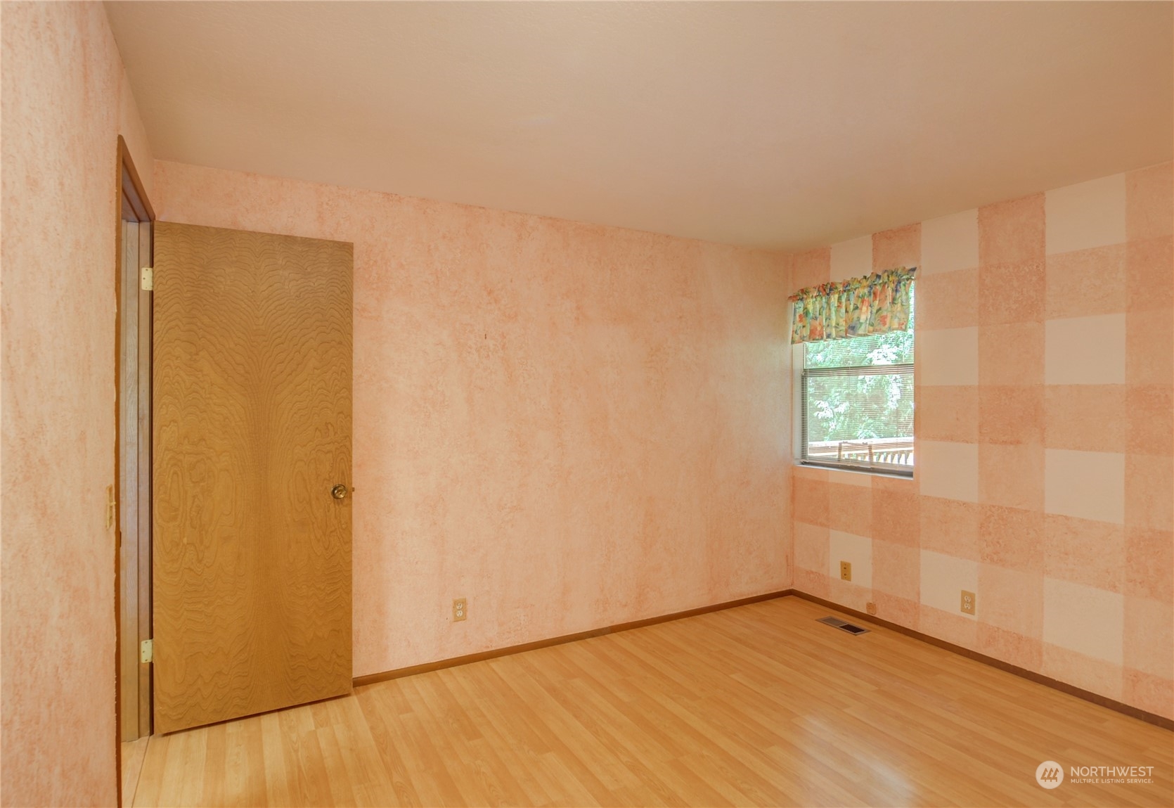 717 Daley Street Edmonds, WA 98020 - Photo 23 of 40 an empty room with windows