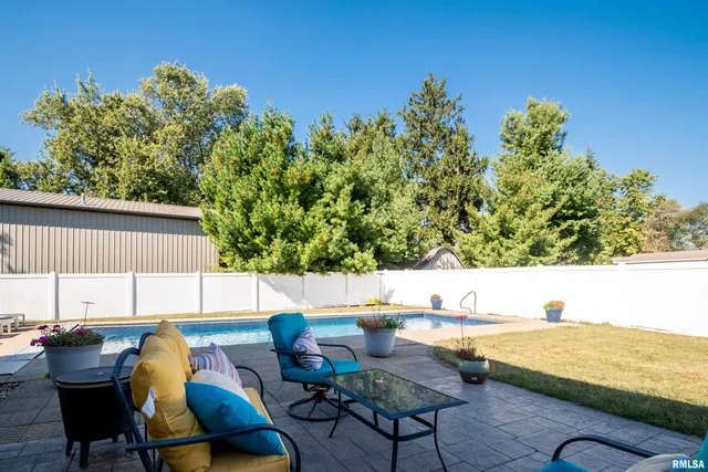 $485,000 | 610 Westminster Drive, Washington, IL 61571