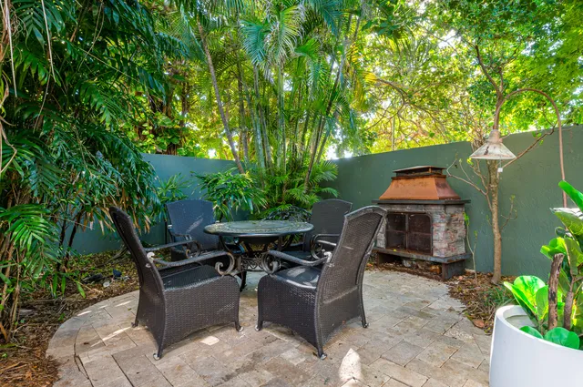 a view of an entryway of the house