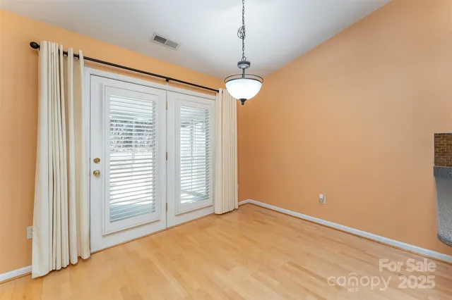 a view of empty room with a ceiling fan