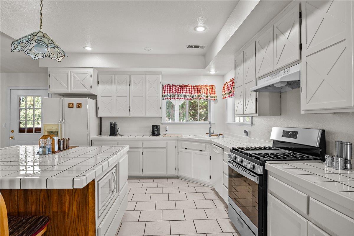 893 Wetherbee Avenue Manteca, CA 95337 - Photo 7 of 39