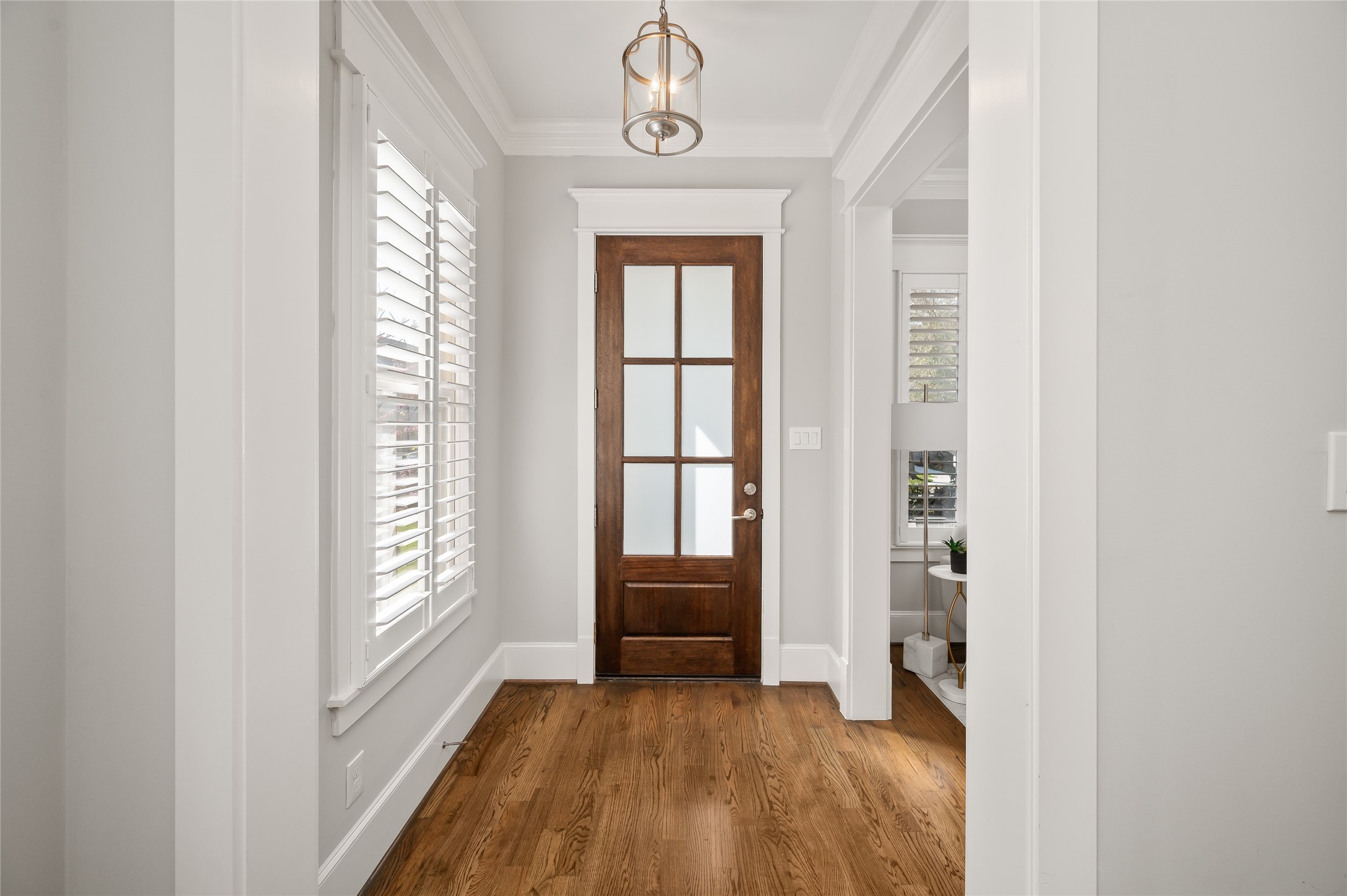 1003 East 25th Street Houston, TX 77009 - Photo 4 of 33 As you enter, the vestibule effortlessly guides you to either the living/den or the formal dining room.