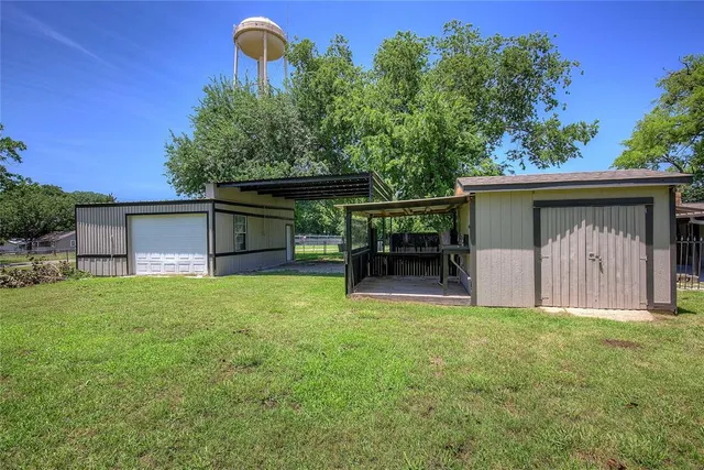 a view of a house with backyard and sitting area