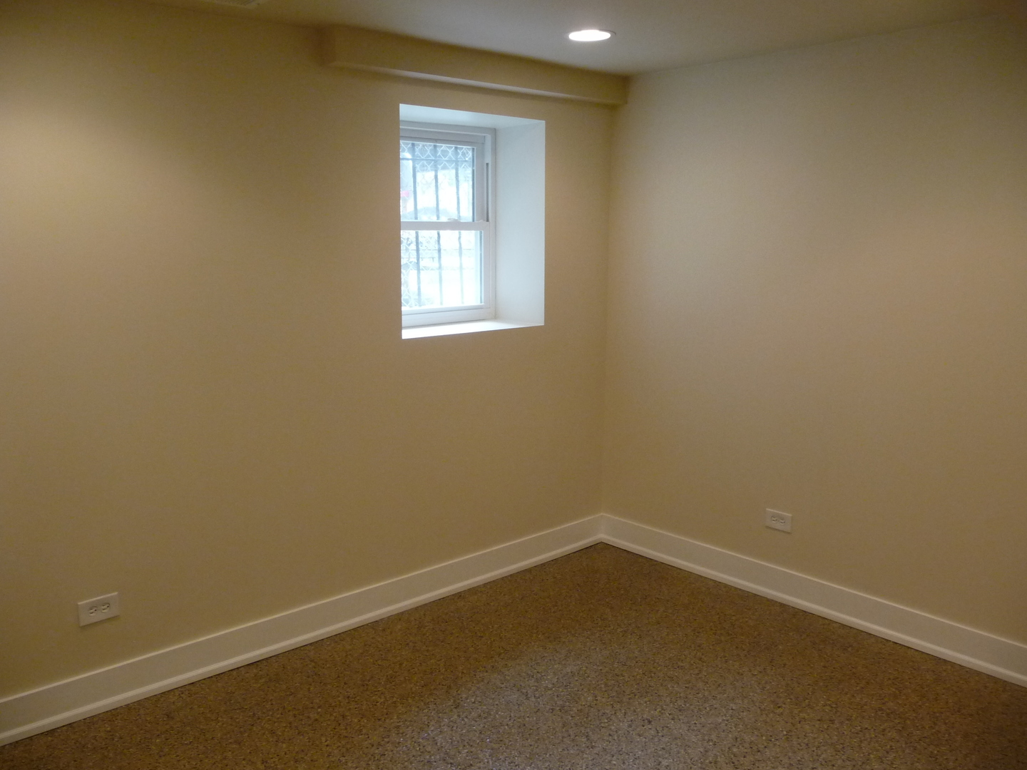 1803 West Superior Street, Unit GDN Chicago, IL 60622 - Photo 12 of 14 an empty room with a window