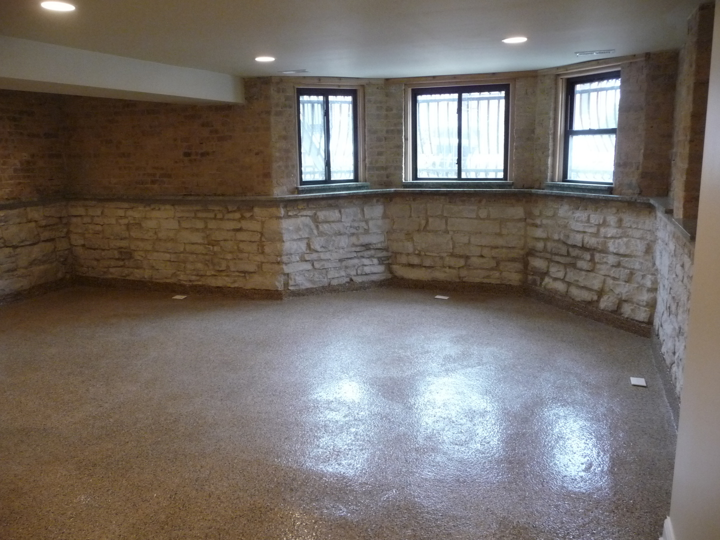 1803 West Superior Street, Unit GDN Chicago, IL 60622 - Photo 7 of 14 a view of an empty room with a window