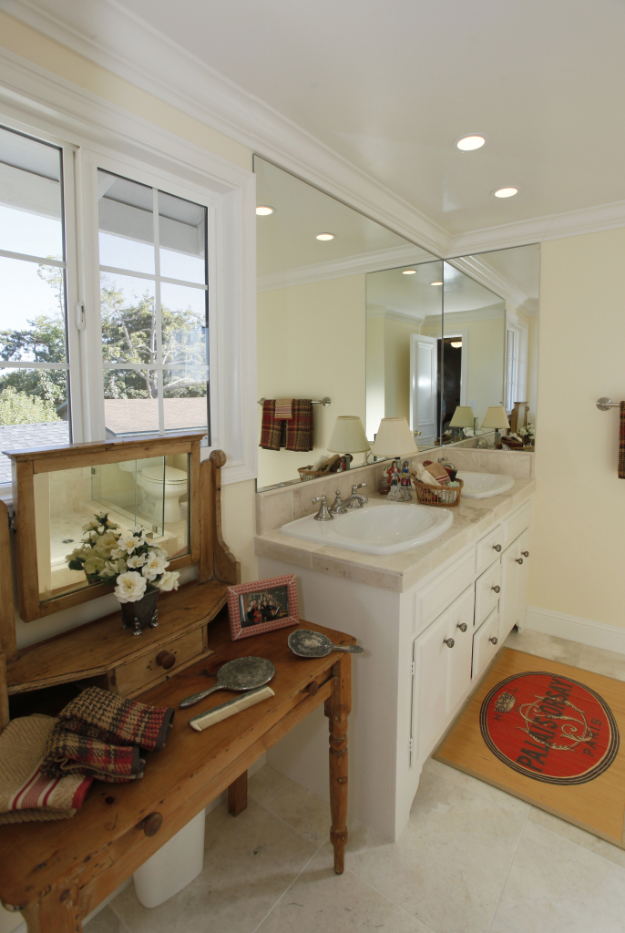 1290 Vallecito Road Carpinteria, CA 93013 - Photo 7 of 12 a room with gym equipment and window