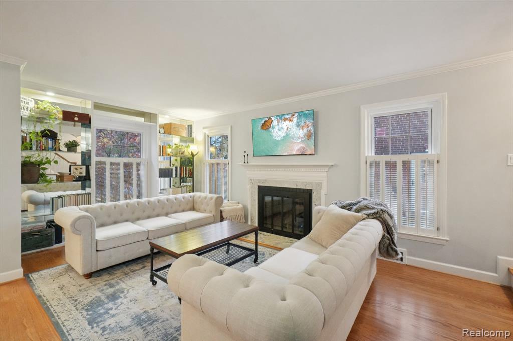 1039 Hawthorne Road Grosse Pointe Woods, MI 48236 - Photo 5 of 63