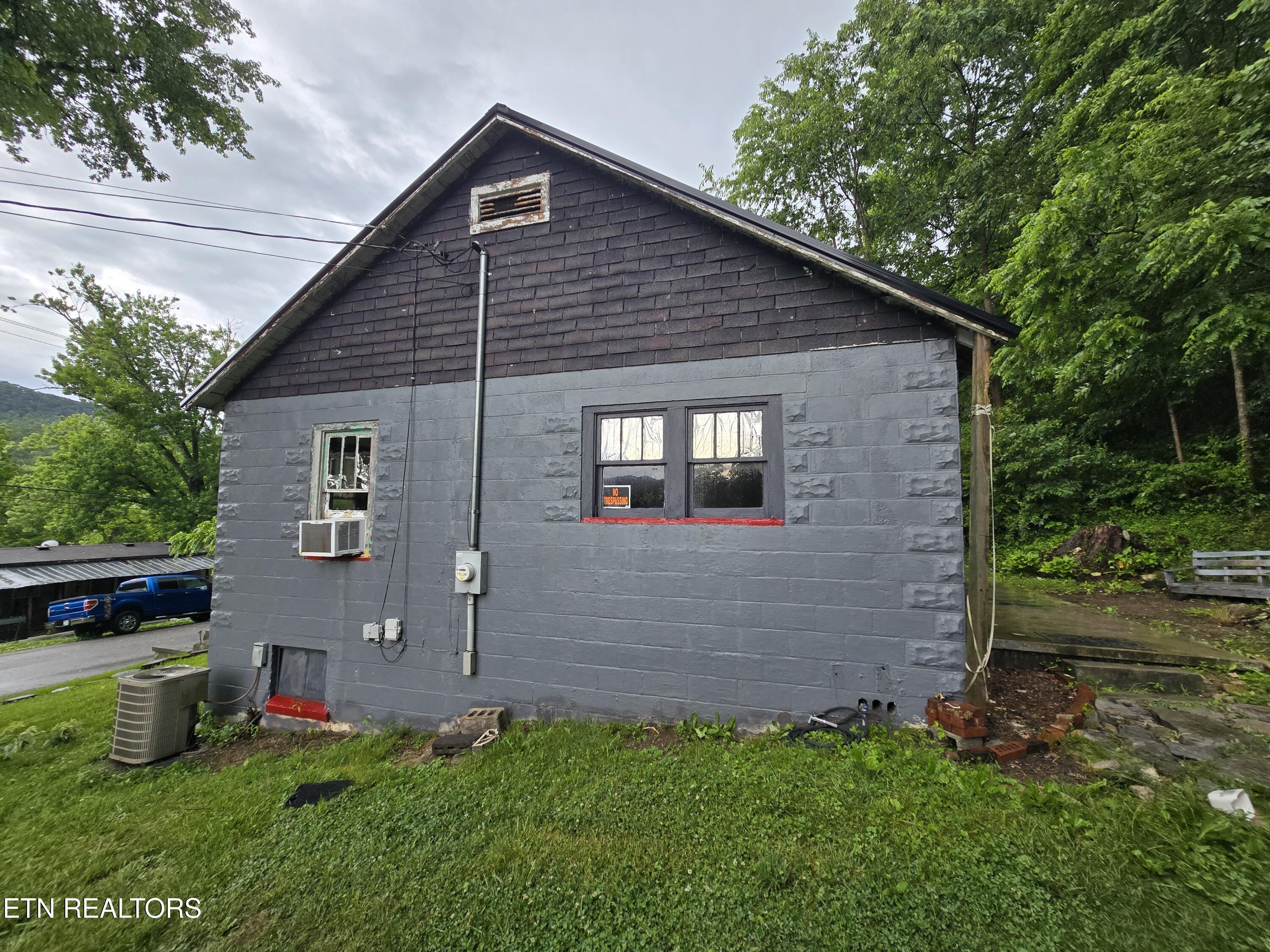 160 Old Fincastle Road Rose Hill, VA 24281 - Photo 4 of 17 20260609_182716