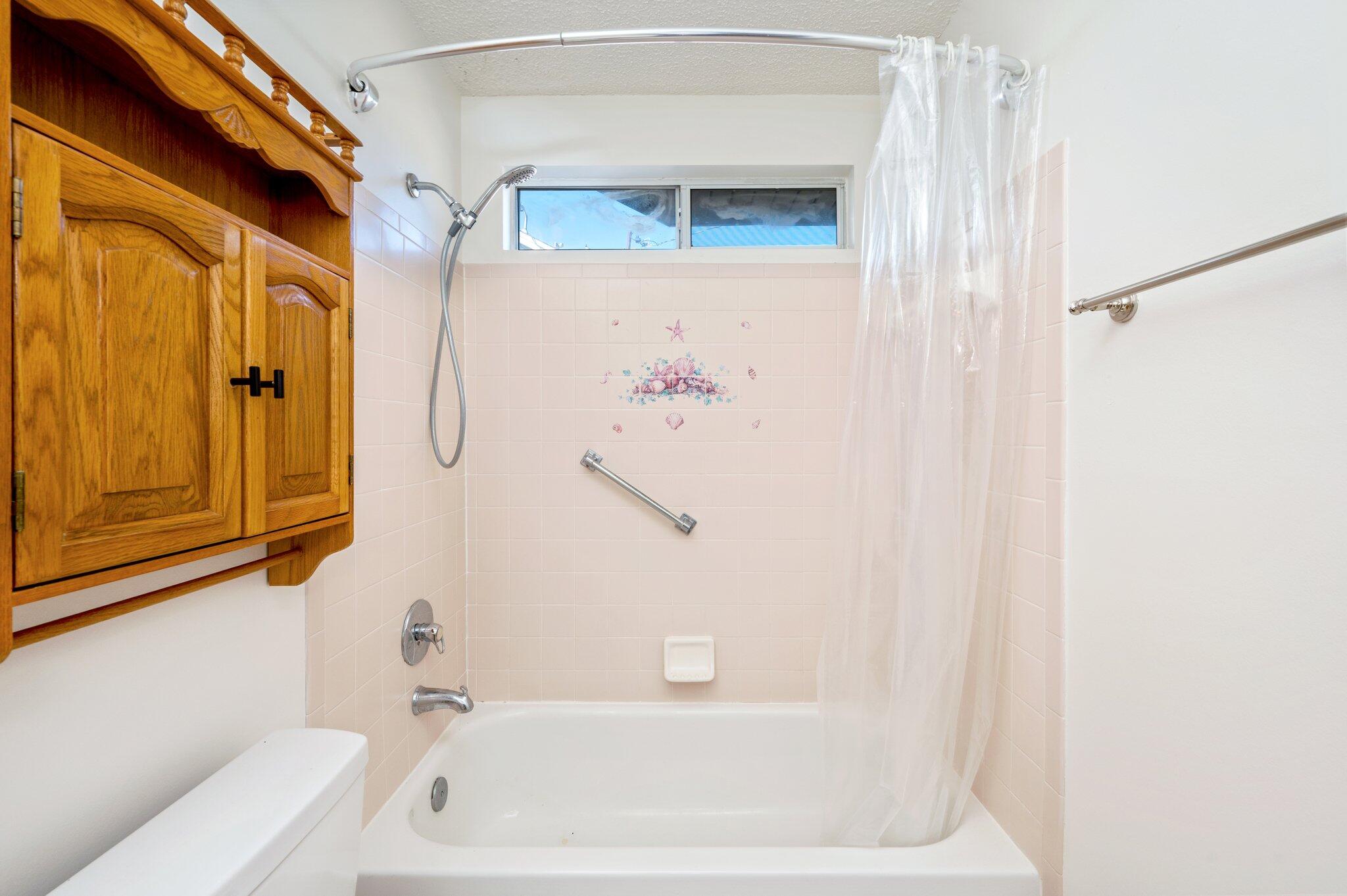 9 Holly Road Crestview, FL 32539 - Photo 23 of 32 a bathroom with a bathtub
