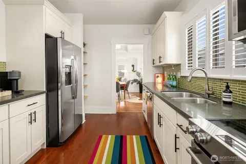 $1,025,000 | 914 West Howe Street, Seattle, WA 98119