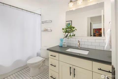 $1,025,000 | 914 West Howe Street, Seattle, WA 98119