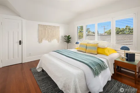 $1,025,000 | 914 West Howe Street, Seattle, WA 98119