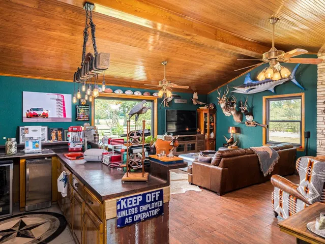 $1,225,000 | 1045 Private Road 7005, Lexington, TX 78947