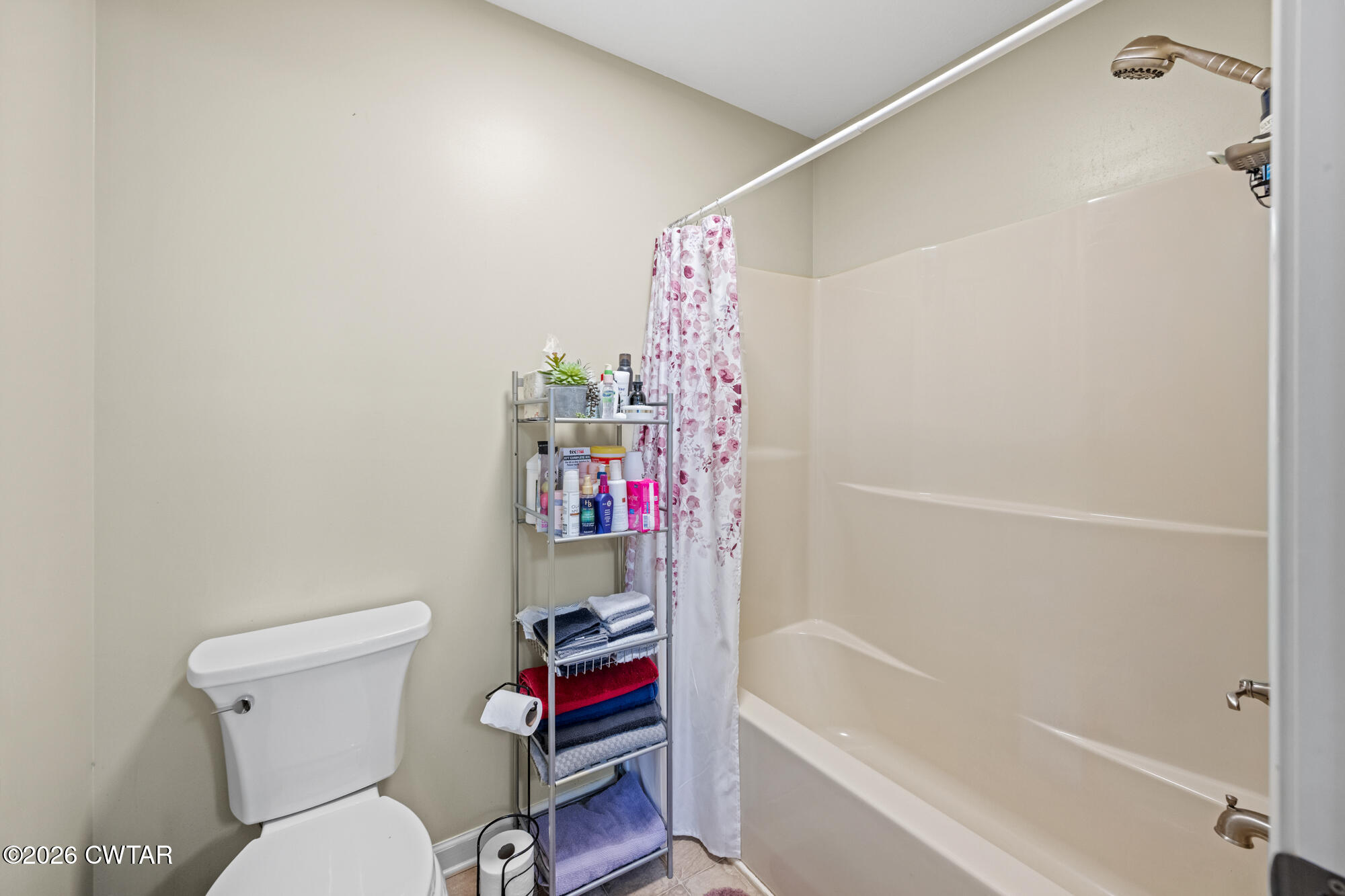 492 Joe Horton Road Lexington, TN 38351 - Photo 28 of 49 a bathroom with a toilet and a bathtub