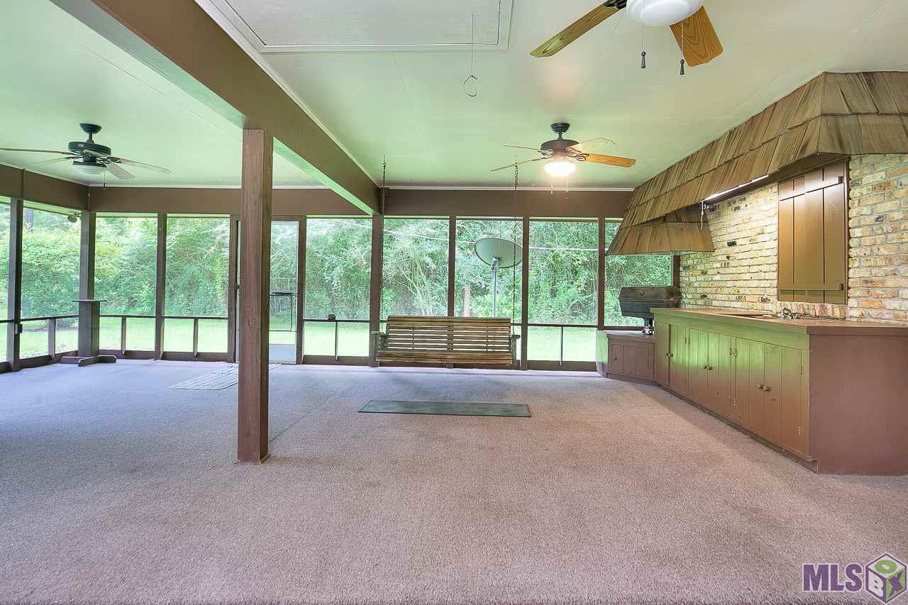 33384 Clinton Allen Road Denham Springs, LA 70706 - Photo 8 of 25 Built-in Gas Grill Cooking Area in the Screened Patio