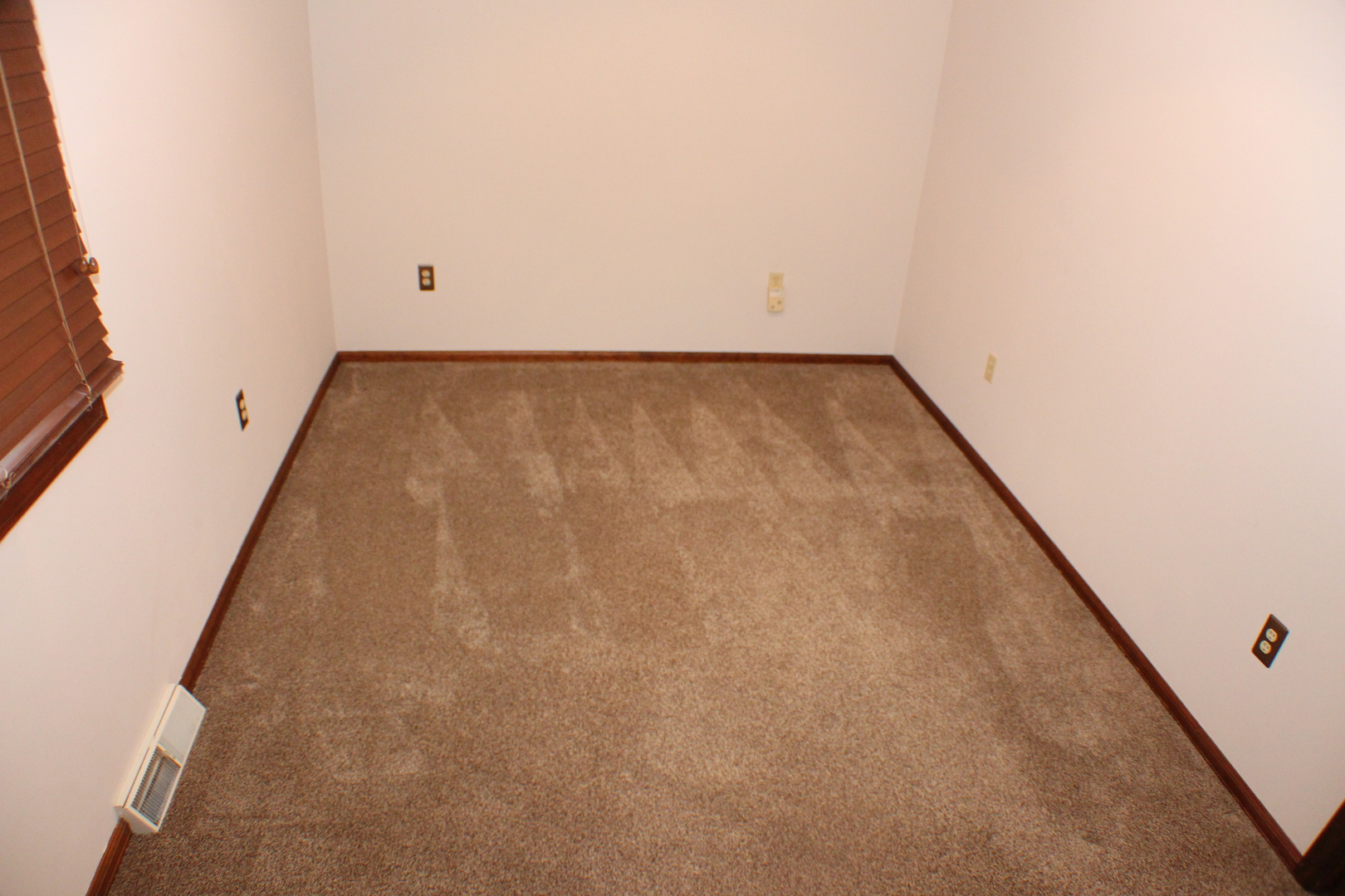 8 Apache Court Eldridge, IA 52748 - Photo 14 of 29 an empty room with a bench