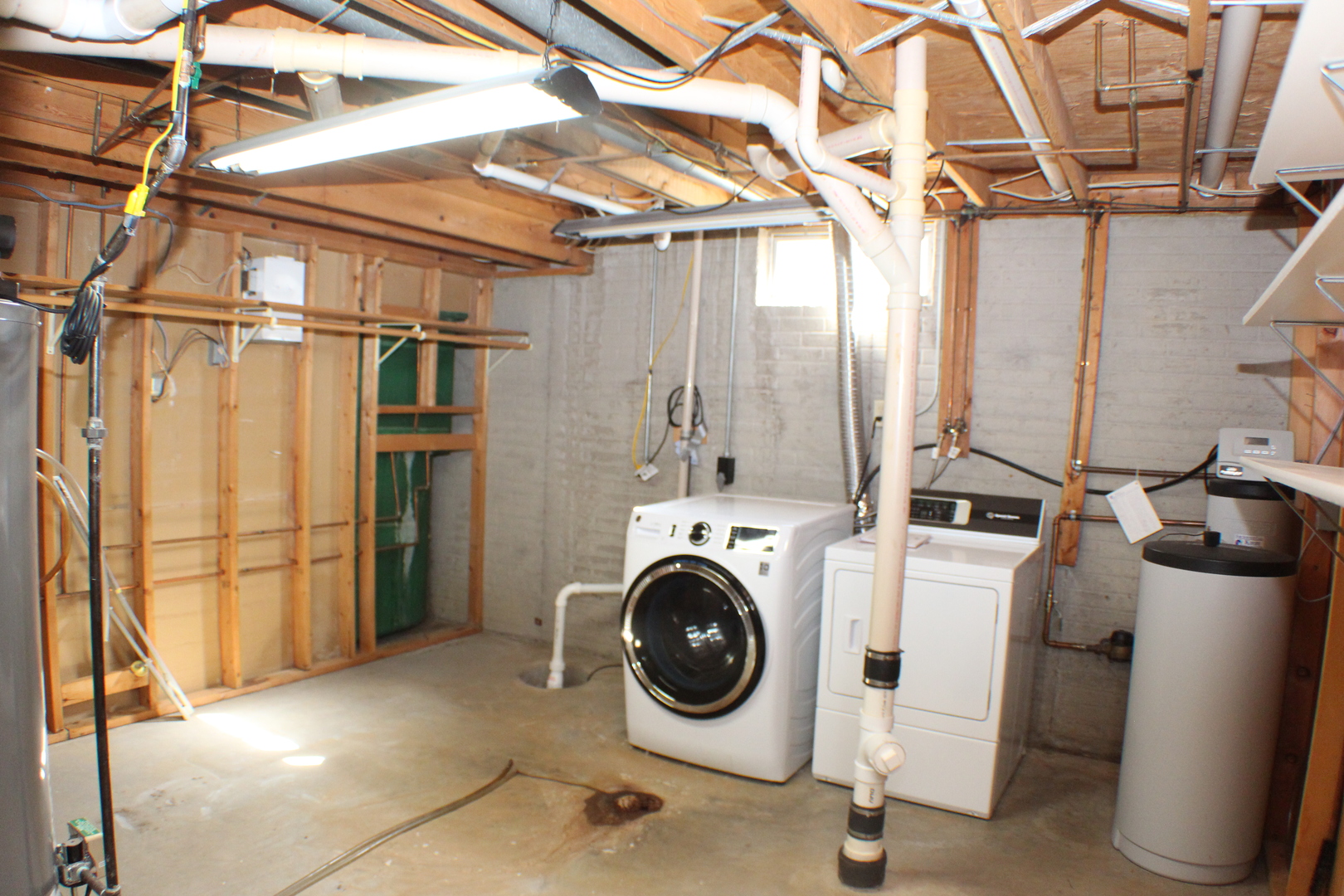 8 Apache Court Eldridge, IA 52748 - Photo 21 of 29 a utility room with dryer and washer
