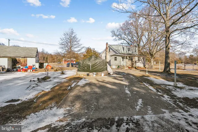 a view of city street with a houses