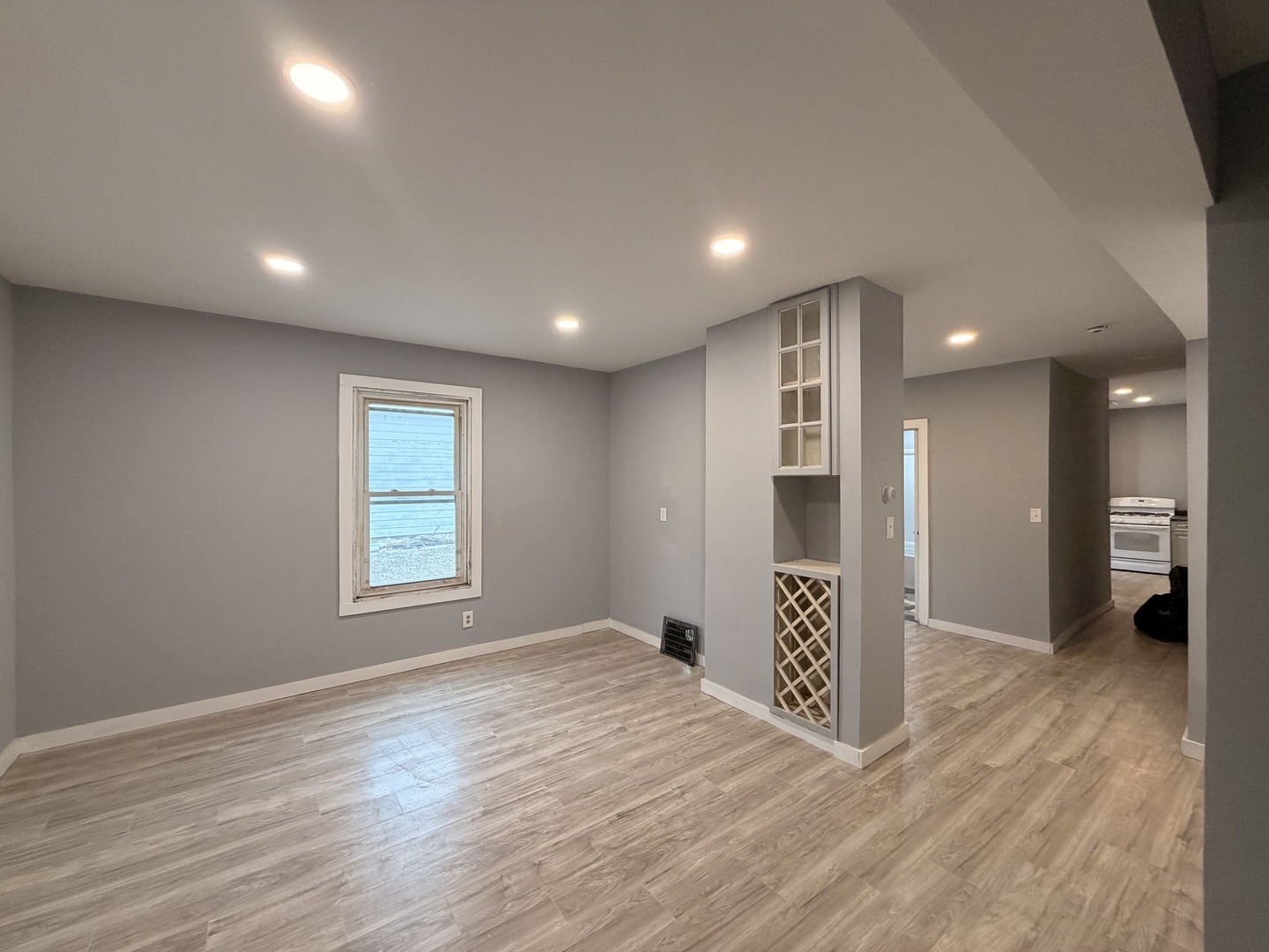 1024 South Warren Street Peoria, IL 61605 - Photo 3 of 14 a view of an empty room with wooden floor and a window