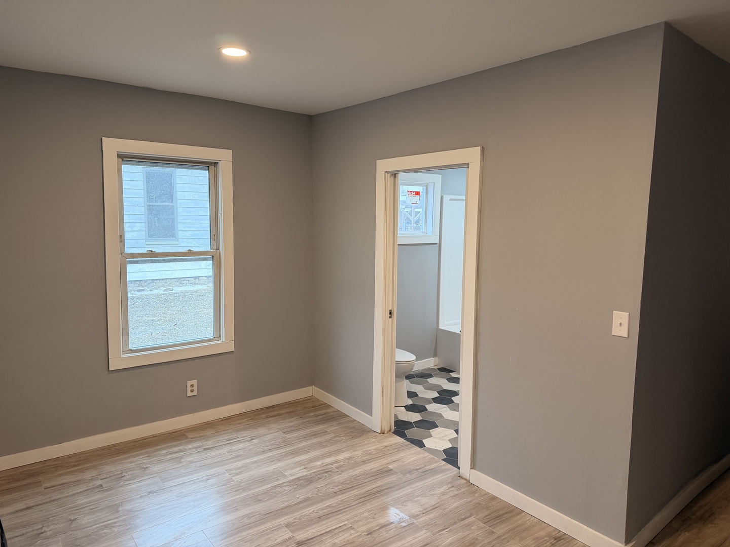 1024 South Warren Street Peoria, IL 61605 - Photo 4 of 14 an empty room with windows and closet