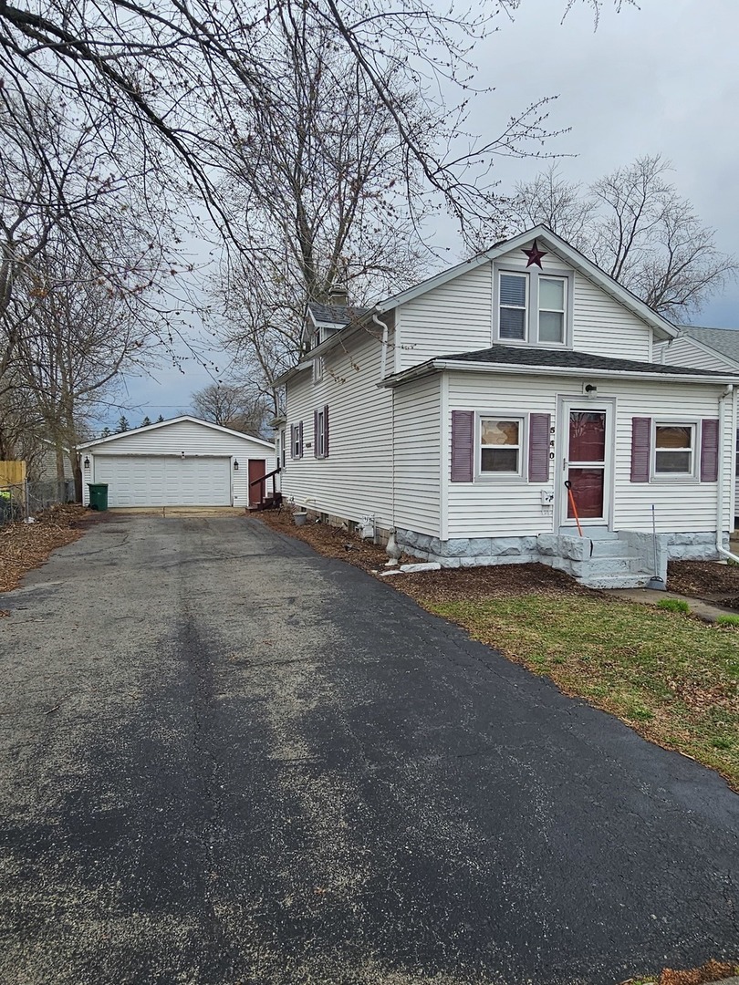 540 East 4th Street Lockport, IL 60441 - Photo 2 of 3 a view of a house with a yard