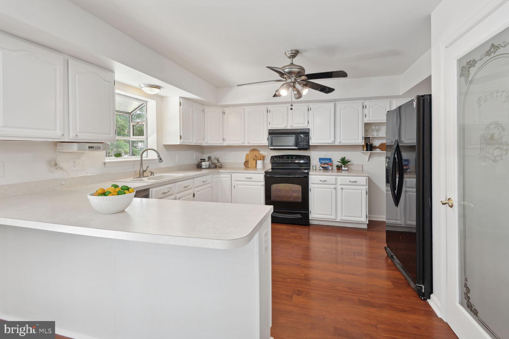 1402 Brenwoode Road Annapolis, MD 21409 - Photo 11 of 29 Kitchen with breakfast bar
