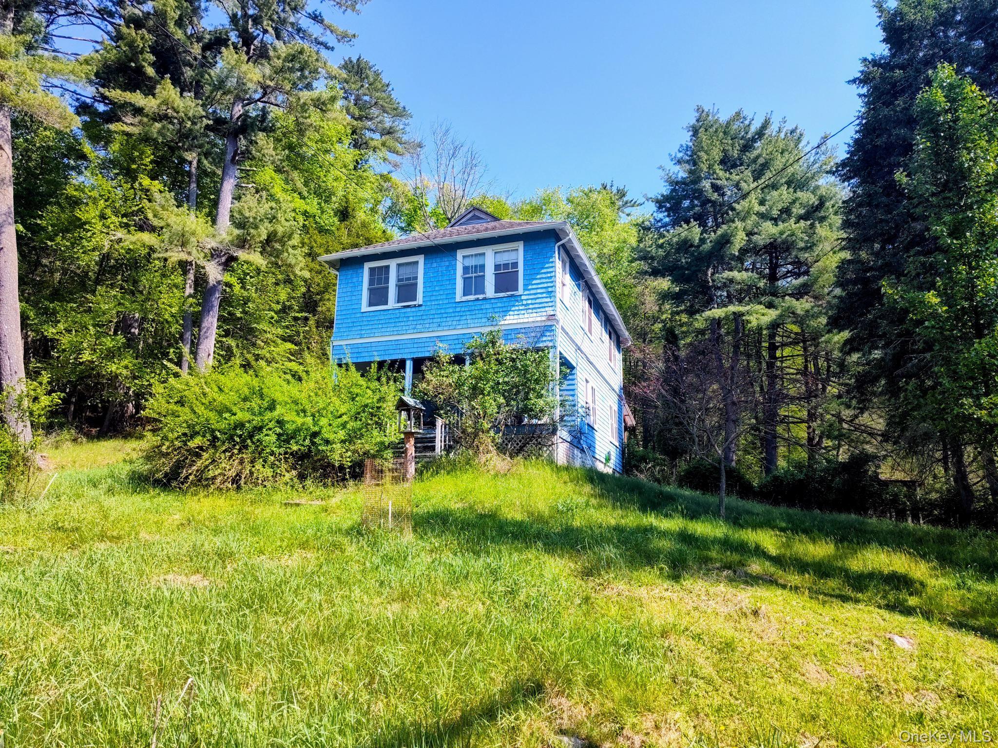 a view of a back yard