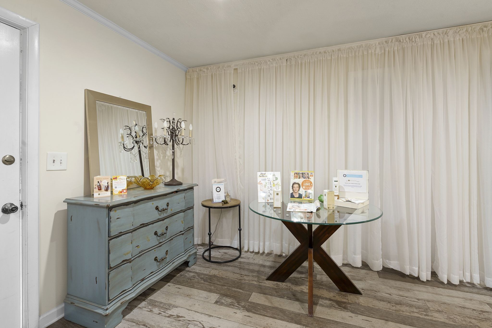 607 Locust Street Springfield, TN 37172 - Photo 7 of 43 a room that has a table and chair in it