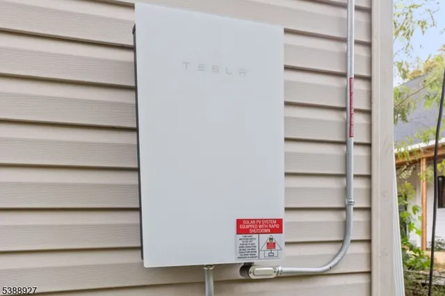 a view of entryway with a room