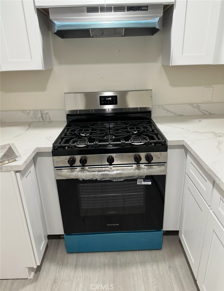600 West 3rd Street, Unit B211 Santa Ana, CA 92701 - Photo 5 of 21 a stove top oven sitting inside of a kitchen