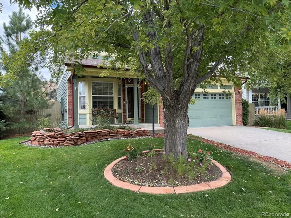a view of yard with green space