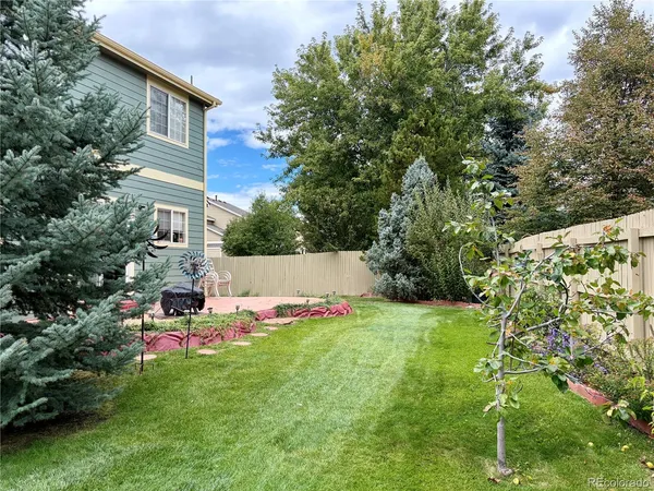 a view of backyard with small barn
