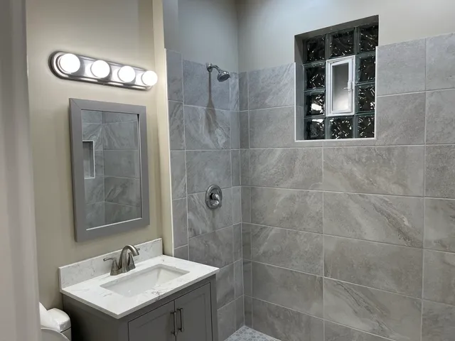 $2,099 | 3816 West Montrose Avenue, Unit 2, Chicago, IL 60618