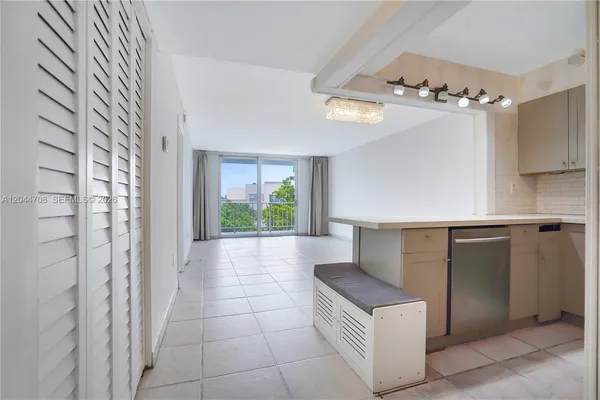 $2,300 | 6900 Bay Drive, Unit 3H, Miami Beach, FL 33141