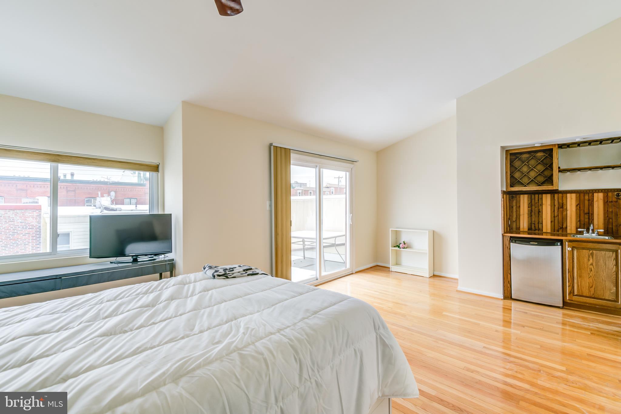 870 Pennock Street, Unit B Philadelphia, PA 19130 - Photo 9 of 18