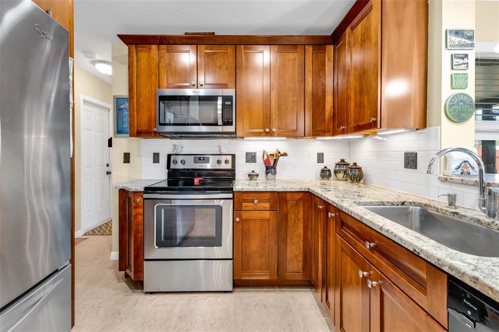 960 Porpoise Road Venice, FL 34293 - Photo 7 of 42 Gallery Image 7