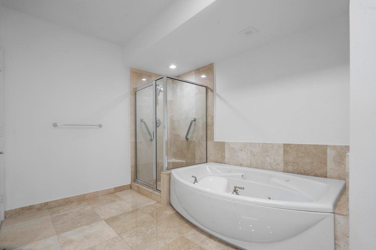 550 Southeast Mizner Boulevard, Unit B706 Boca Raton, FL 33432 - Photo 15 of 64 Bathroom 01