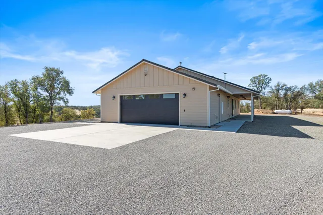 a view of a yard with a tree
