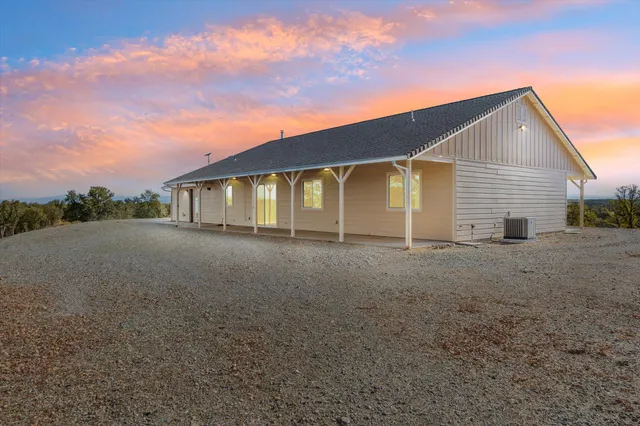 a view of a house with backyard