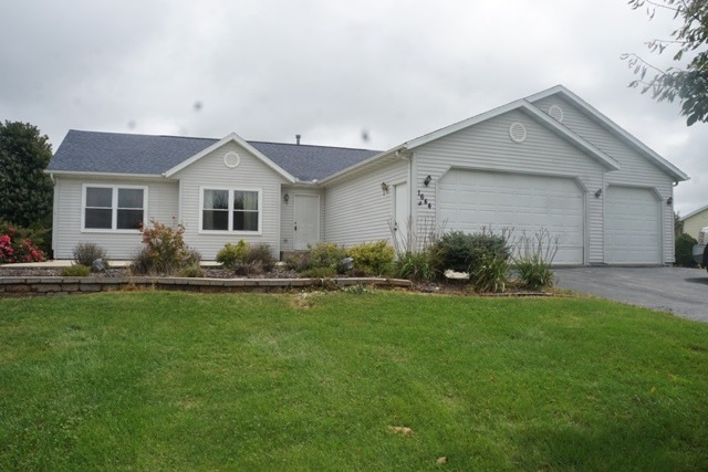 1644 Fox Run Dixon, IL 61021 - Photo 1 of 11