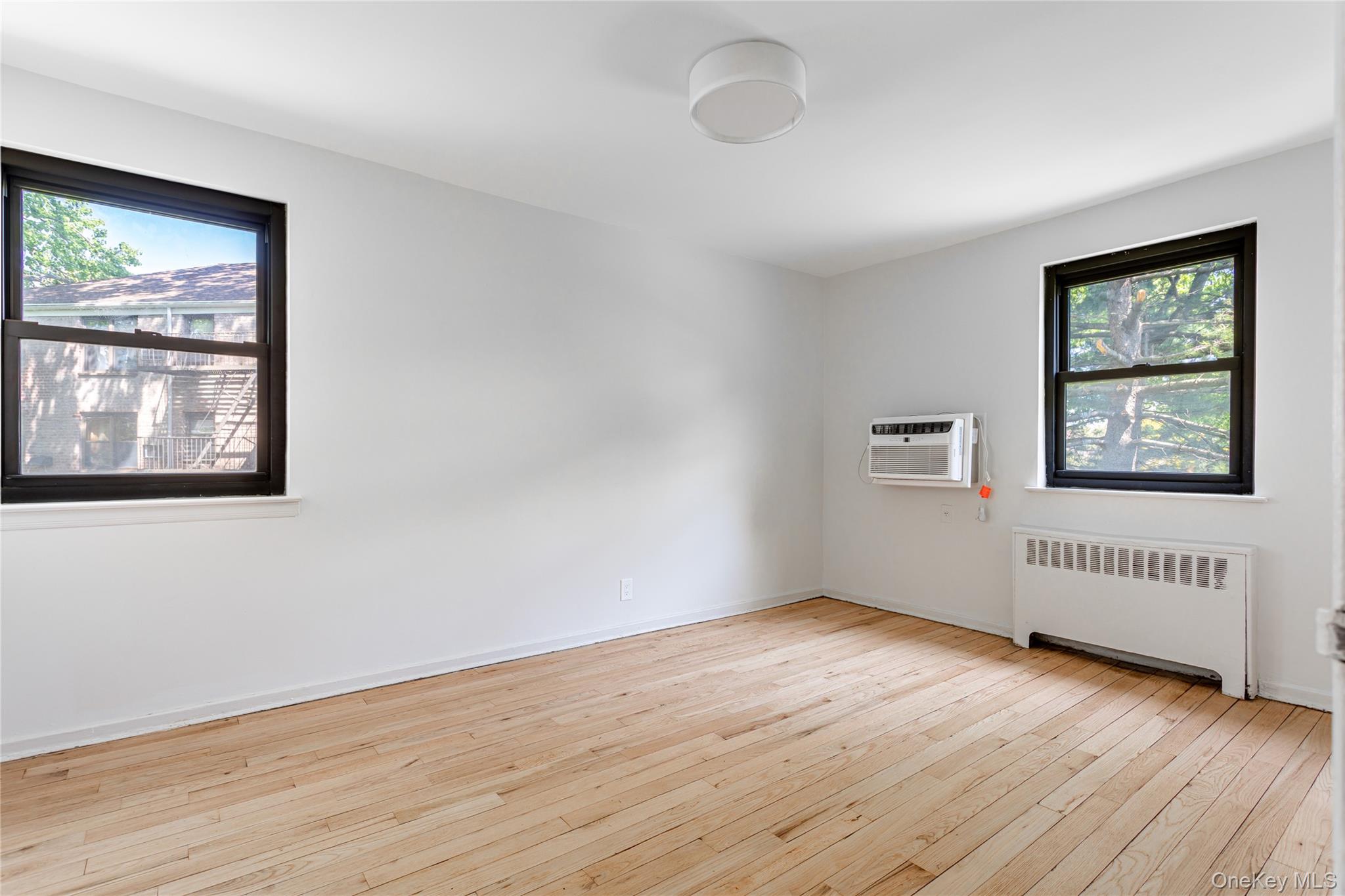 9 Terrace Circle, Unit 2C Great Neck, NY 11021 - Photo 3 of 11 Primary Bedroom