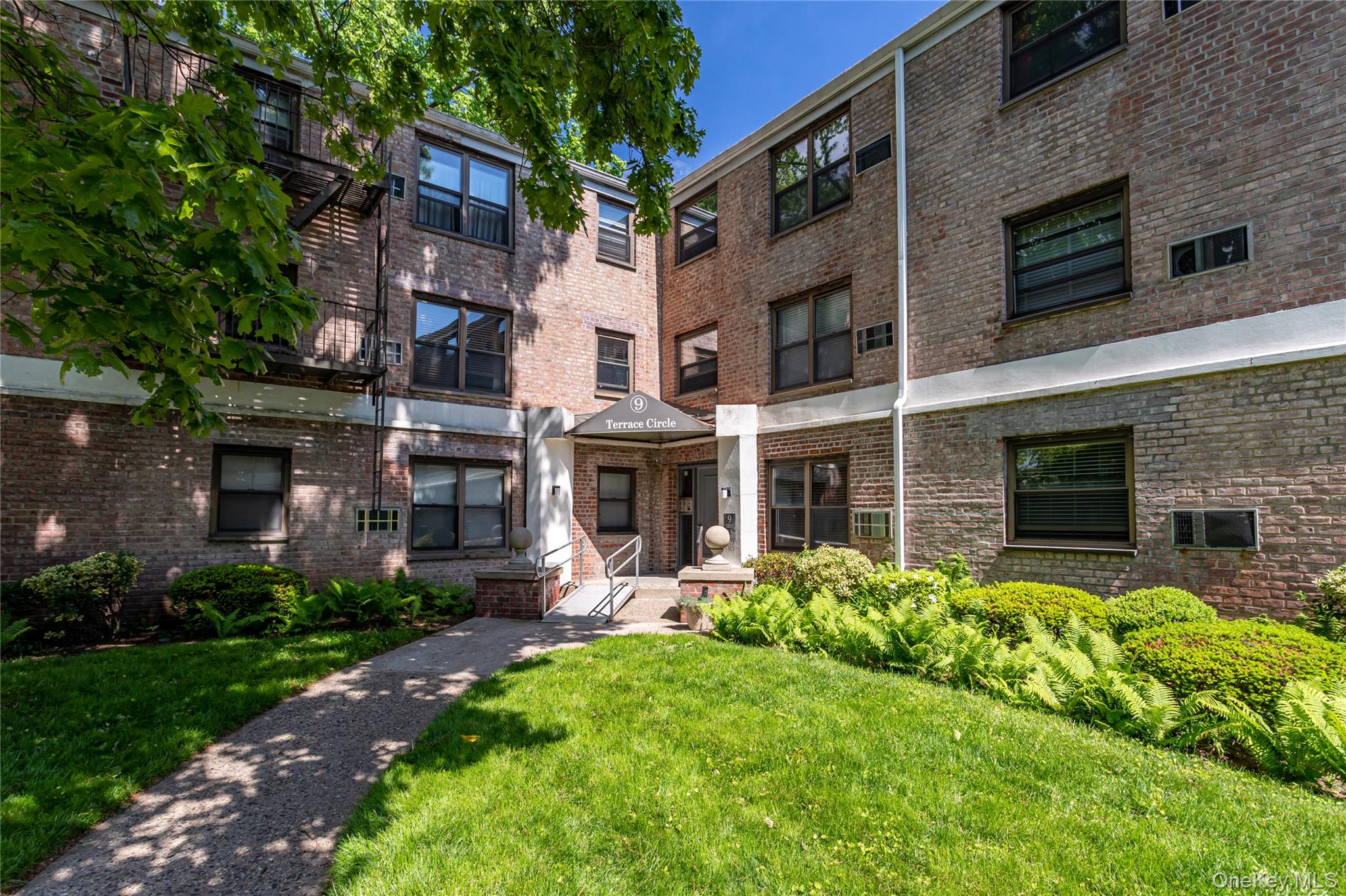 9 Terrace Circle, Unit 2C Great Neck, NY 11021 - Photo 9 of 11 Building Entrance