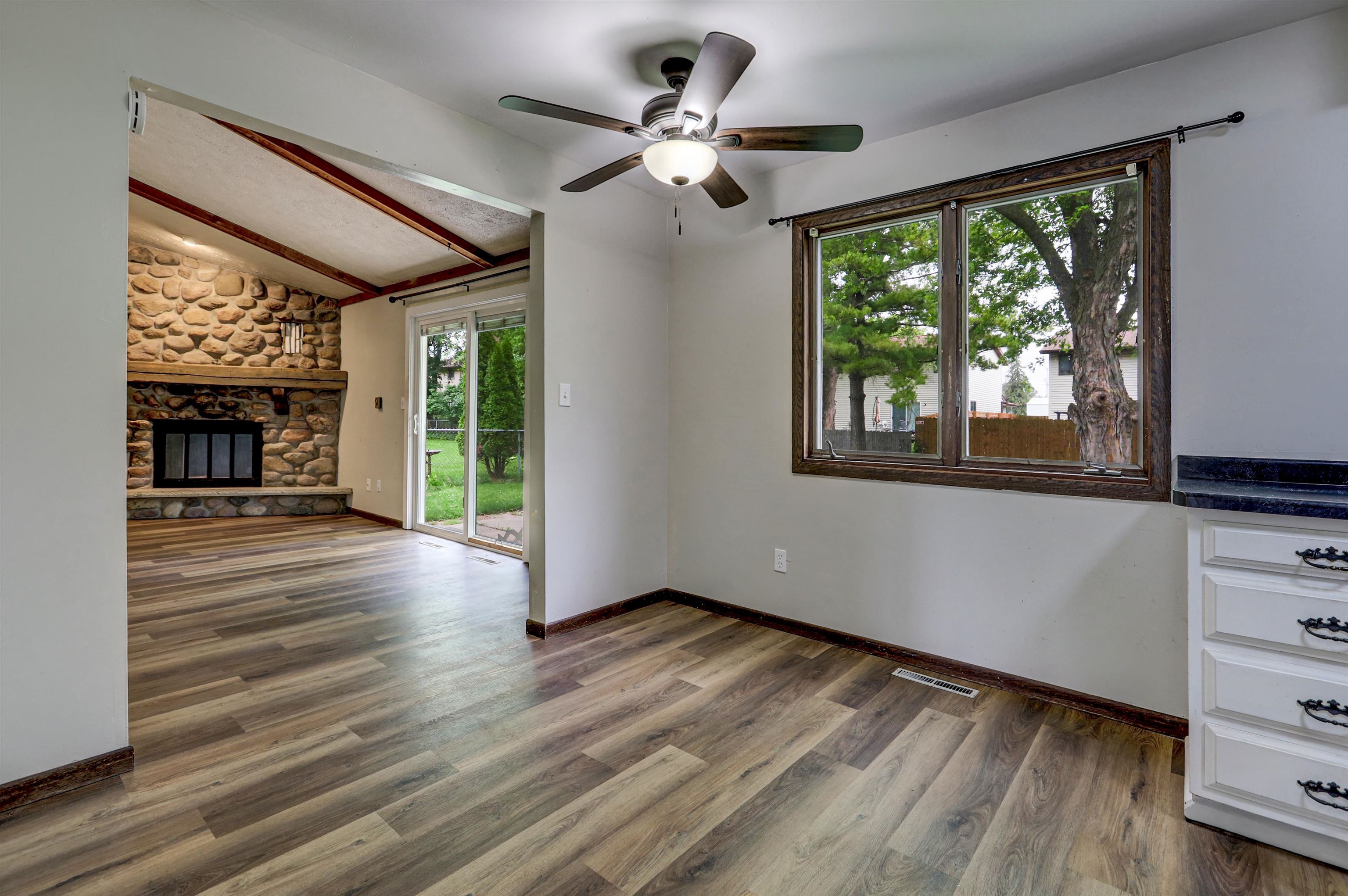 1825 West Brewster Street Appleton, WI 54914 - Photo 7 of 32