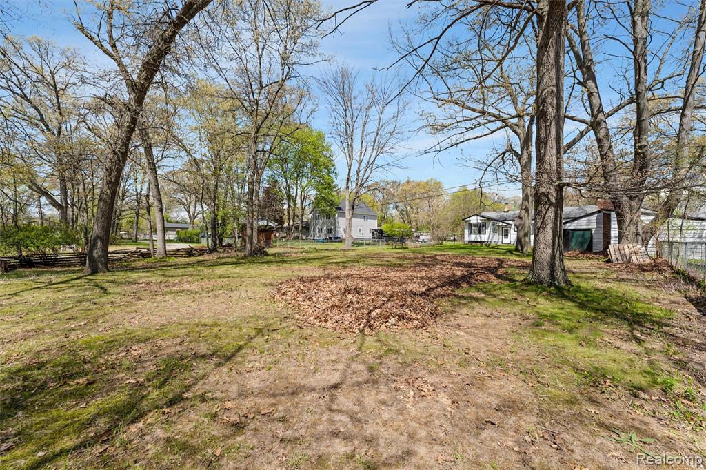 5711 Crescent Road Waterford, MI 48327 - Photo 30 of 39 Gallery Image 30