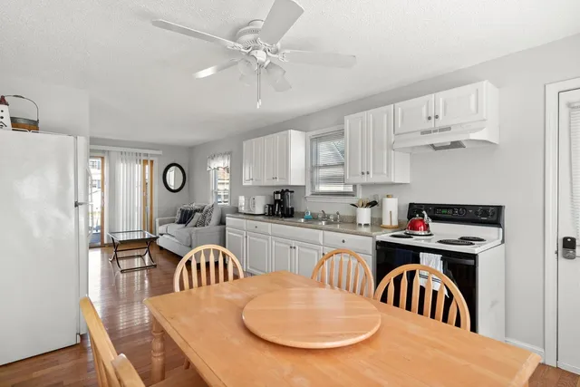 $1,950 | 8 Commonwealth Avenue, Unit 2 UP, Salisbury, MA 01952