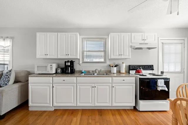 $1,950 | 8 Commonwealth Avenue, Unit 2 UP, Salisbury, MA 01952