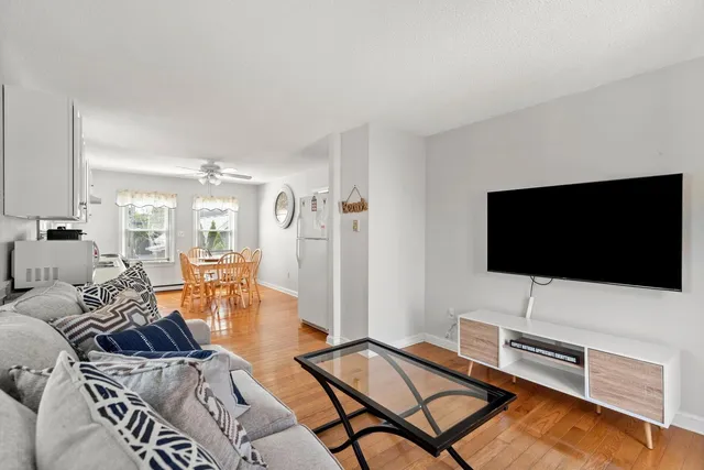 $1,950 | 8 Commonwealth Avenue, Unit 2 UP, Salisbury, MA 01952