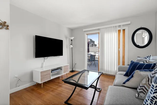 $1,950 | 8 Commonwealth Avenue, Unit 2 UP, Salisbury, MA 01952