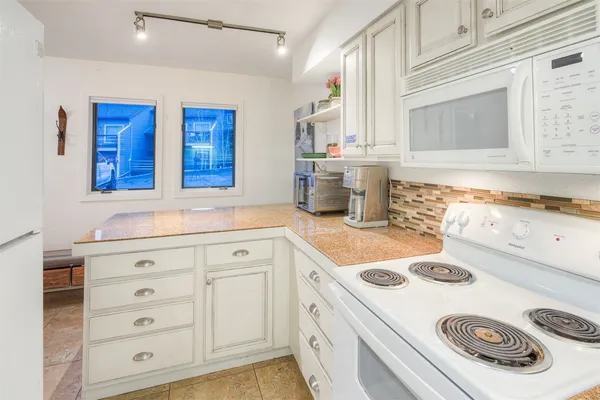 a close up view of a washer and dryer